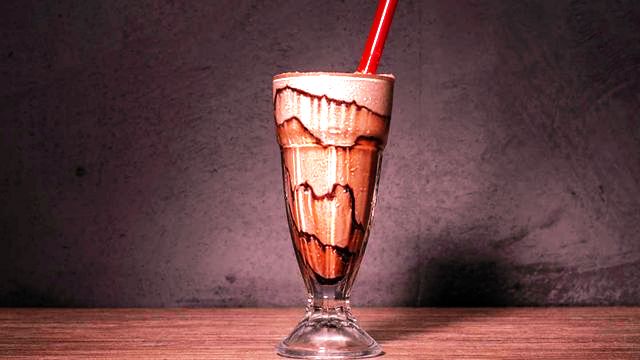 طريقة عمل الايس شوكلت – مشروبات مثلجة في الصيف